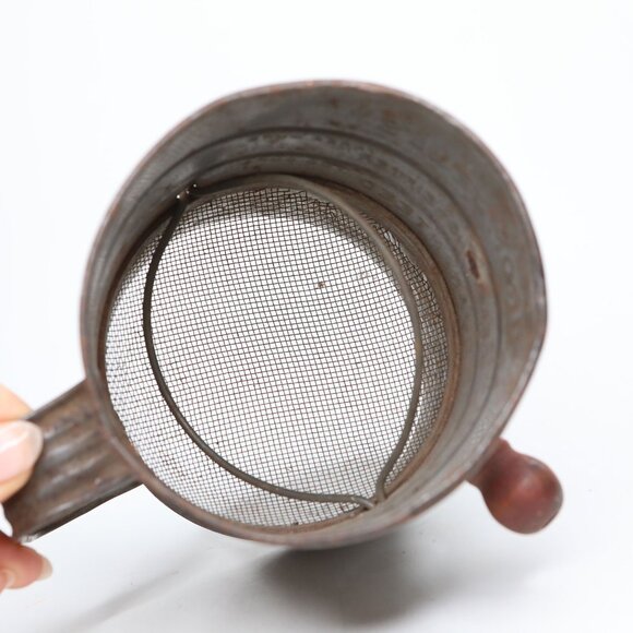 Vintage Bromwell's Metal Flour Sifter 3 Cup Hand Crank Kitchen Tool Rustic Decor - Picture 10 of 11